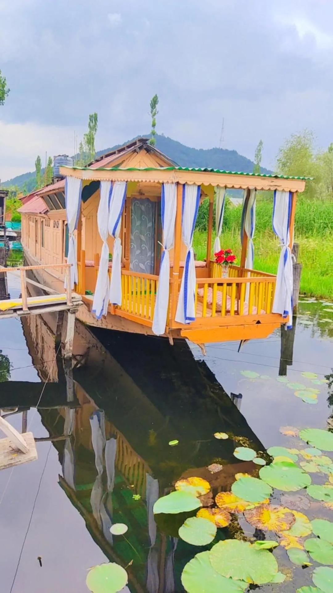 Houseboat Young Wild Rose Srīnagar Exteriér fotografie